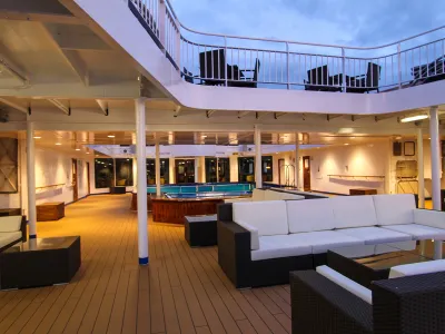 Adventure_Canada_Ocean_Endeavour_pool-deck-oe