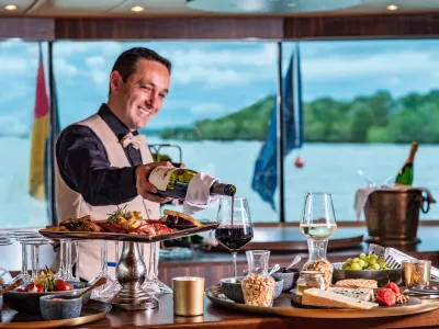 Amadeus_River_Cruises_-_Amadeus_Star_-_Entertainment_-_Wine_Bar_1