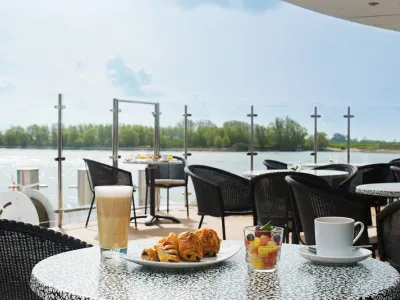 Emerald Star - Dining