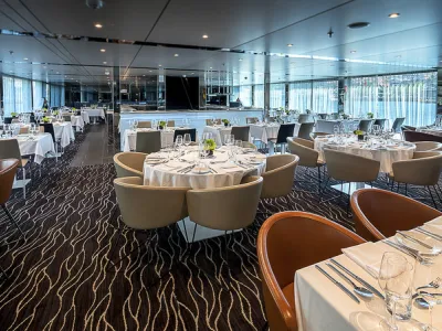 Emerald Radiance - Dining