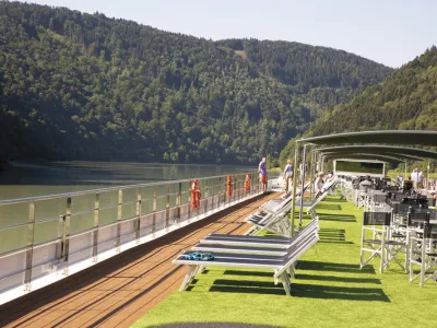 Emerald Star - Entertainment