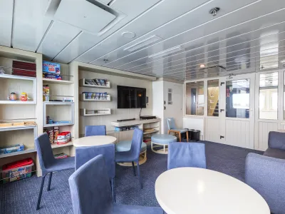 HX_Hurtigruten_Expeditions__Santa_Cruz_II__Discovery_Room__Credit_-_Stef_van_Vuuren