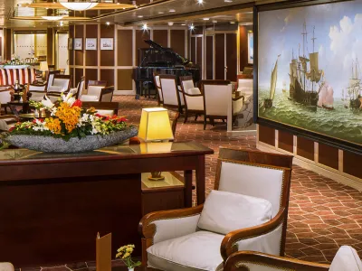 Holland_America_Line_Bars_Explorers_Lounge
