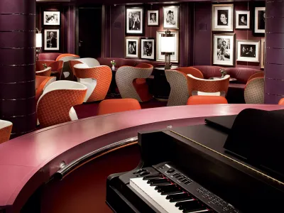 Holland_America_Line_Nieuw_Amsterdam_Interior_Piano_Bar