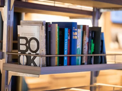 Hurtigruten_-_MS_Roald_Amundsen_-_Library_1