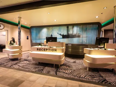 Hurtigruten_-_MS_Roald_Amundsen_-_Reception