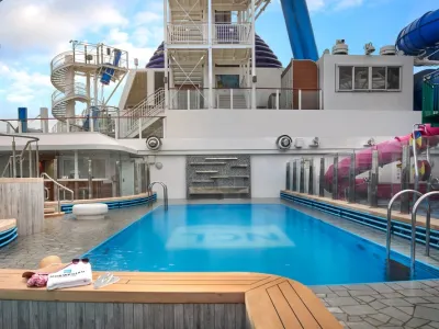 Norwegian Joy - Entertainment