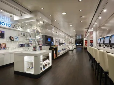 Norwegian Jade - Entertainment