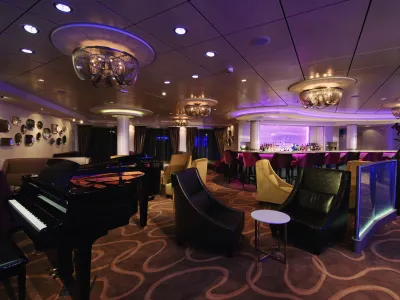 NCL_Norwegian_Breakaway_Shaker_s_Cocktail_Bar_1