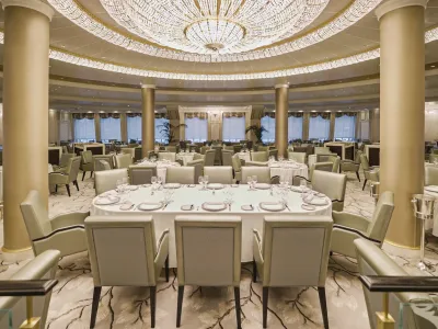 Oceania_Cruises__O-Class__The_Grand_Dining_Room__Chandelier_1