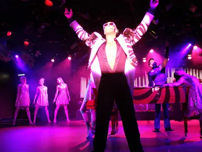 Oceania_Marina_entertainment_and_showa