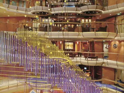 Royal_Caribbean_International_Jewel_of_the_Seas_Interior_Centrum_Installation