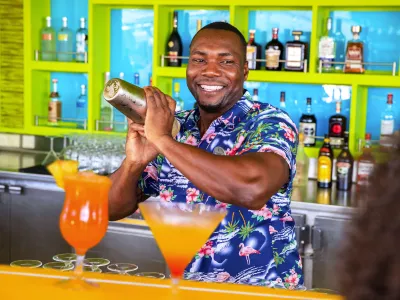 Royal_Caribbean_International__Navigator_of_the_Seas__Lime_and_Coconut_Bartender