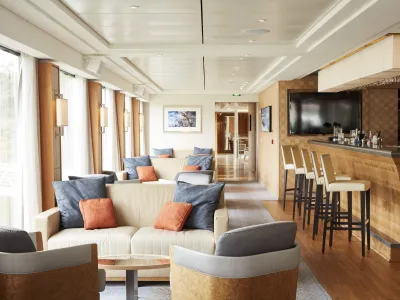 Viking-Longship-Lounge