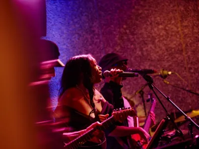 Brilliant Lady - Entertainment