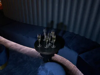 Scarlet Lady - Entertainment