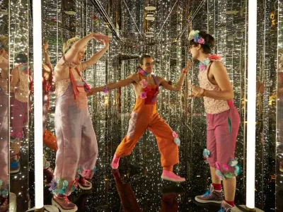 Scarlet Lady - Entertainment