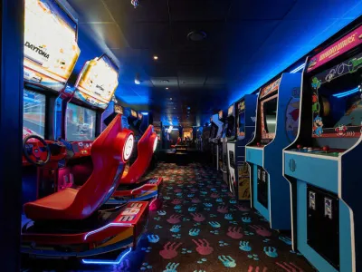 Scarlet Lady - Entertainment