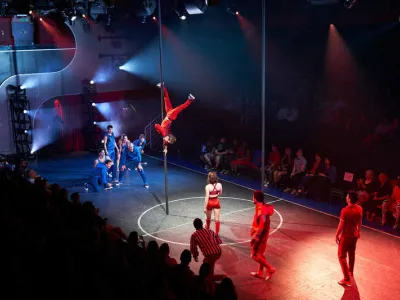 Scarlet Lady - Entertainment