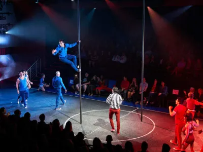 Scarlet Lady - Entertainment