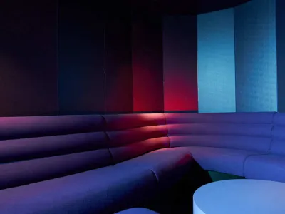 Scarlet Lady - Entertainment