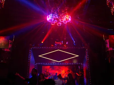 Scarlet Lady - Entertainment