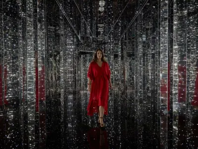 Scarlet Lady - Entertainment