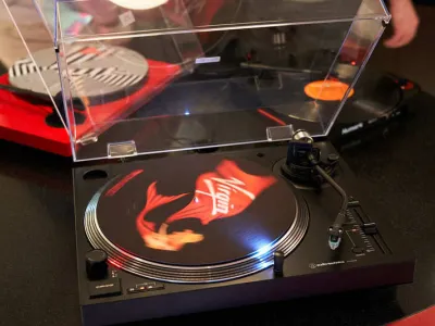 Scarlet Lady - Entertainment