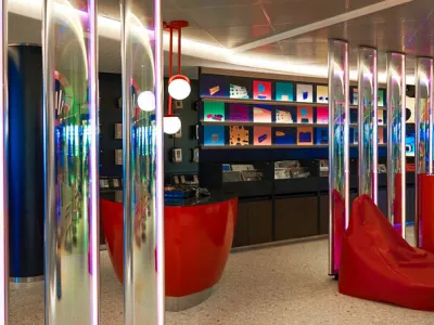 Scarlet Lady - Entertainment