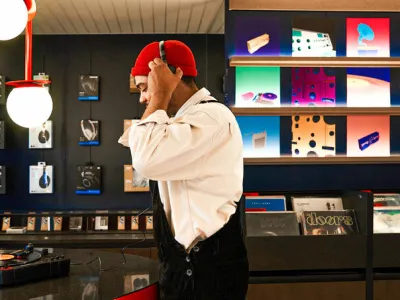 Scarlet Lady - Entertainment