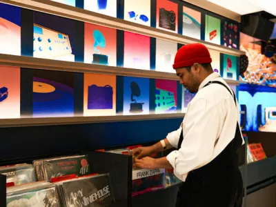 Scarlet Lady - Entertainment