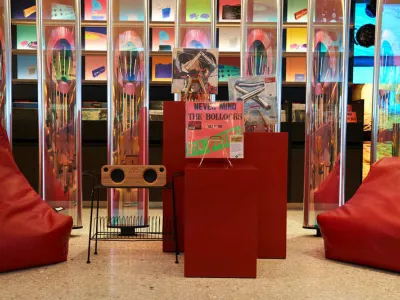 Scarlet Lady - Entertainment