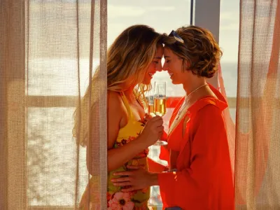 Scarlet Lady - Unique Features