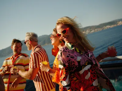 Scarlet Lady - Entertainment