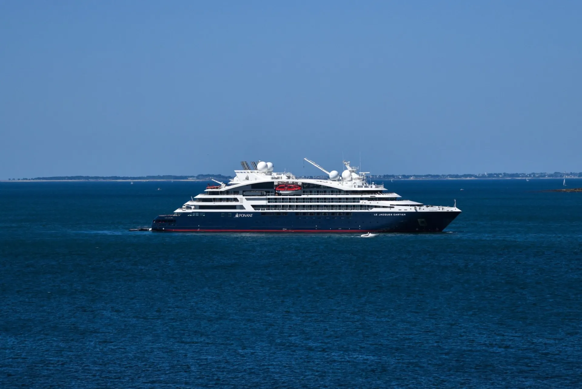 Ponant_Le_Jacques_Cartier_-_Exterior_____Studio_PONANT__credit._Oph__lie_BLEUNVEN