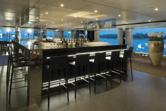 Emerald Destiny - Horizon Bar and Lounge