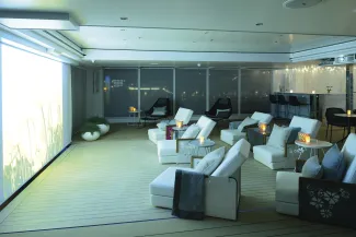 Emerald Luna - Daytime Pool & Bar/Evening Cinema