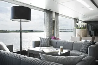 Emerald Sky - Horizon Bar and Lounge