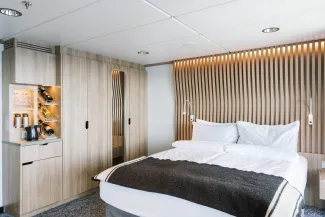 MS Fridtjof Nansen - Arctic Superior | Wheelchair-accessible outside cabin with balcony