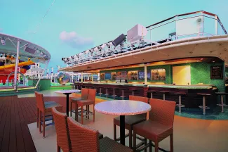 Norwegian Epic - Waves Pool Bar