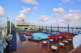 Norwegian Pearl - Pool Deck