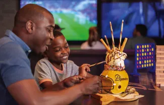 Oasis of the Seas - Playmakers℠ Sports Bar & Arcade