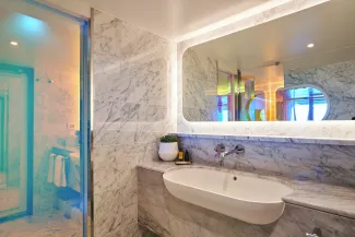 Scarlet Lady - Fab Suite