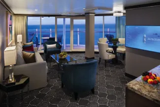 Symphony of the Seas - Spacious AquaTheatre Suite - 1 Bedroom