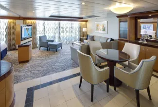 Voyager of the Seas - Owner's Suite - 1 bedroom
