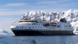 HX Hurtigruten Expeditions MS Spitsbergen Svalbard Burgerbutka Exterior 1   Kay Fochtmann   HX