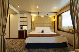 Opulent Bridge Suites