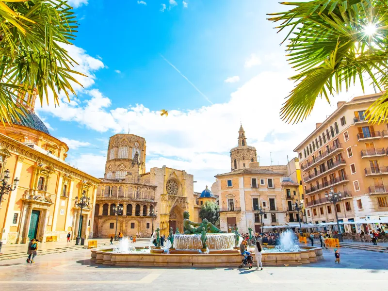 Spain urges tourists to dodge midday heat amid 45C surge